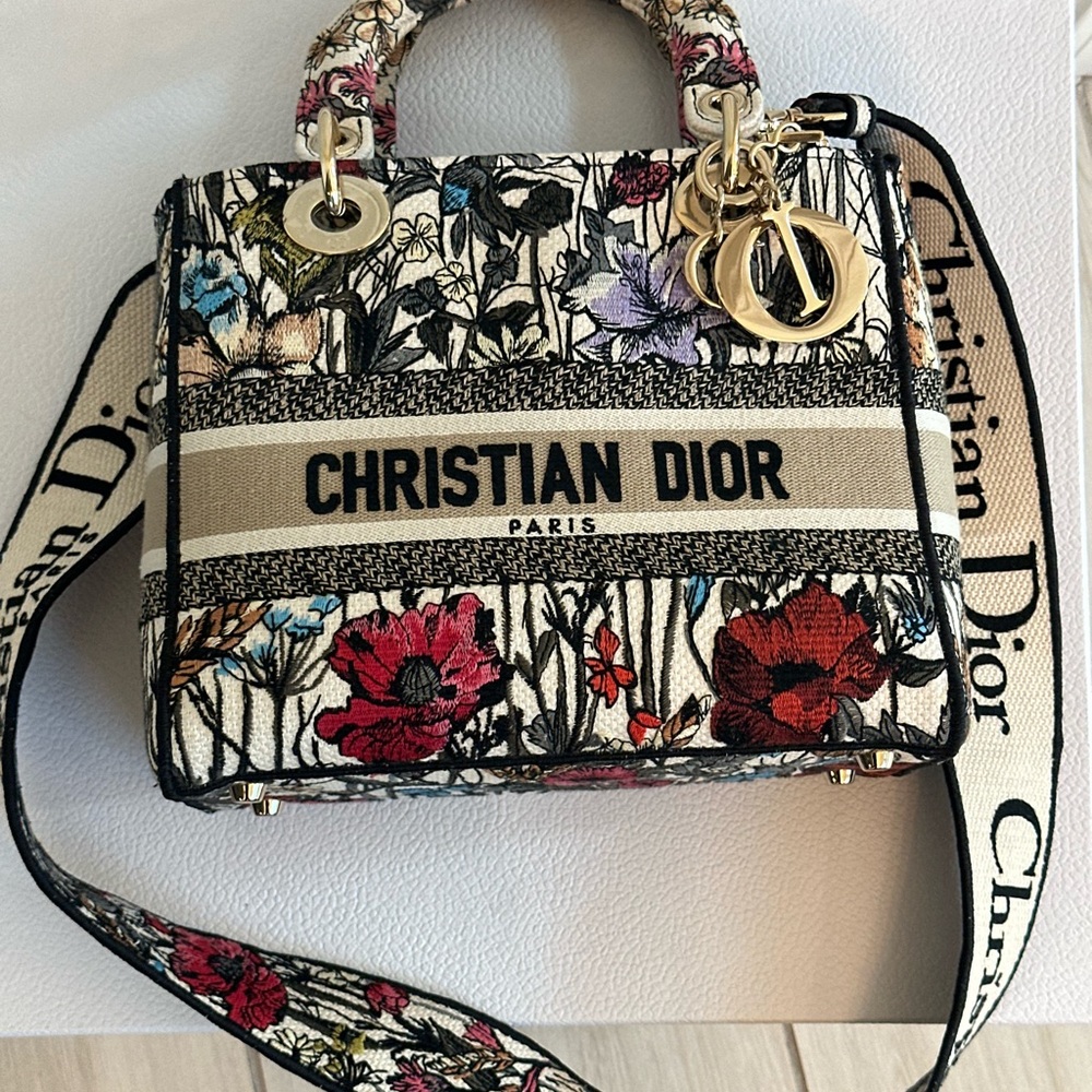 Medium Lady D-Lite Bag
Latte Embroidery with Multicolor Dior Cabinet de la Mer - Picture 2 of 15